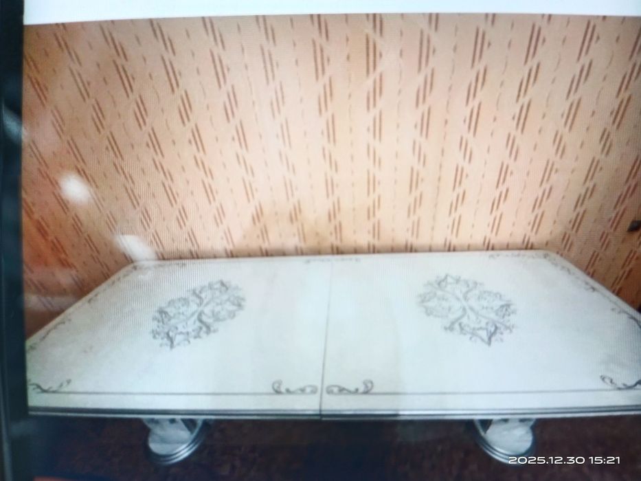 Продается стол из массива дерева