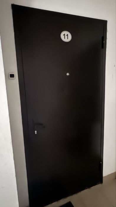 Входная дверь продается