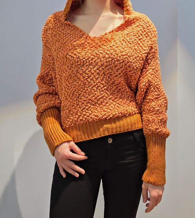 Оранжевая кофта с капюшоном