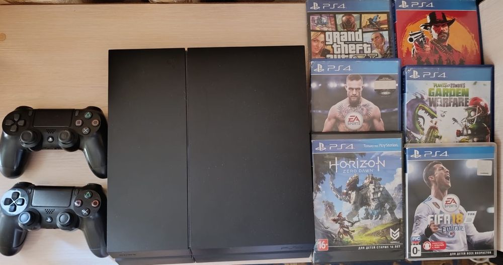 Продам Sony PlayStation 4 + 2 геймпада + 6 игр