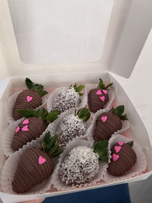 Финики,Клубника в шоколаде