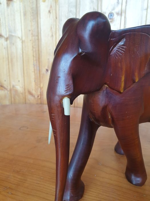 Vand Elefant din Lemn Sculptat
