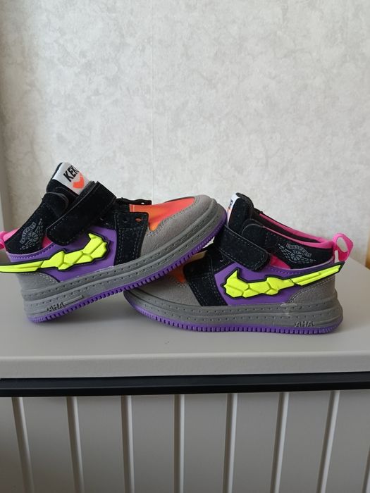 Продам осенние, детские кроссовки