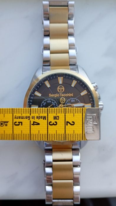 Ceas Sergio Tacchini, negru-auriu, seamănă cu Lorus by Seiko, mecanism japonez, masiv, metalic, greutate 150 grame