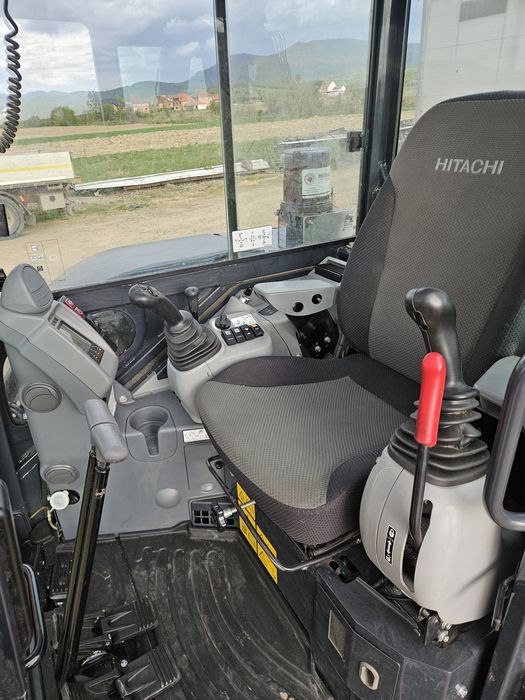 Excavator Hitachi 2022