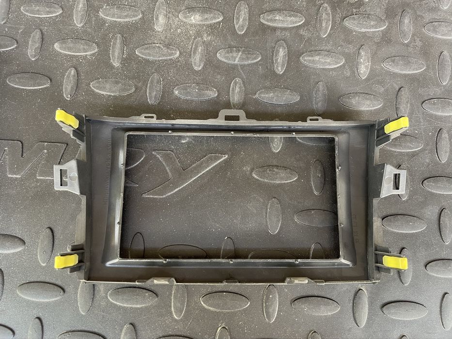 Рамка магнитолы на Toyota Corolla E150