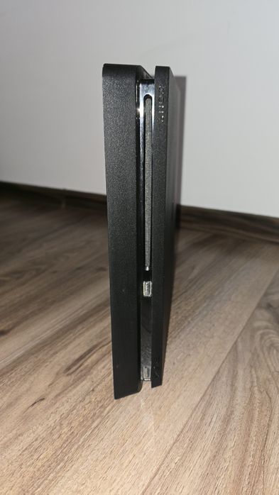 PlayStation 4 Slim + Controller + 10 Jocuri + Cabluri