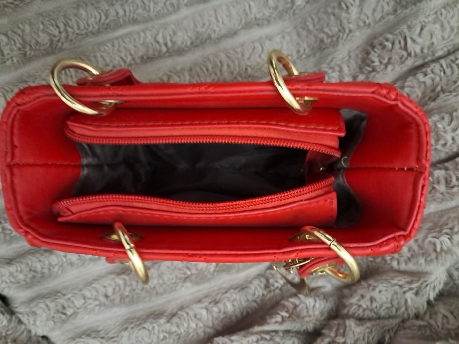 Срочно продам Красную сумочку Dior