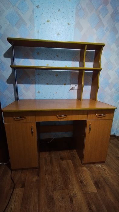 Парта, стол с полками