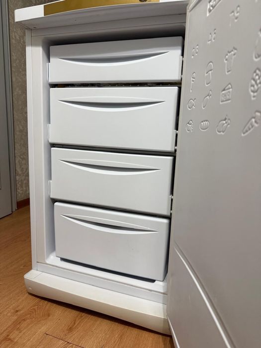 Продаю морозилку indesit