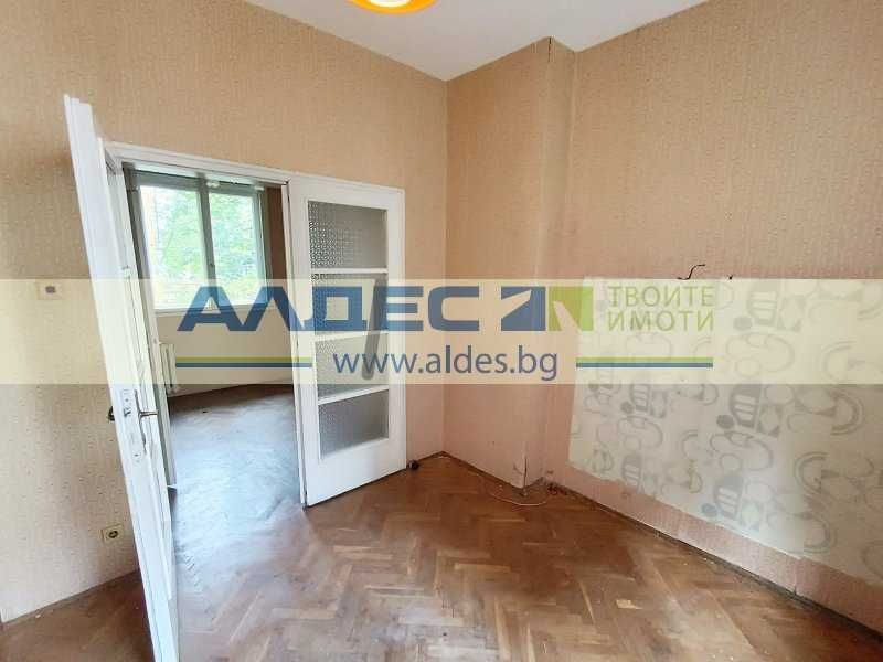 Продава се Тристаен апартамент в София, Център - 55 кв.м за 4521 €/кв.м - Снимка #15