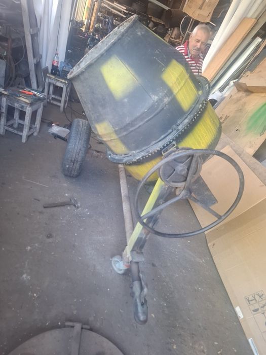 Betoniera cu roti si cârlig auto