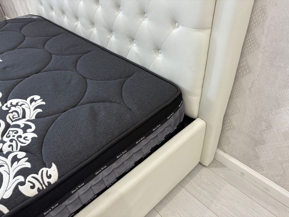 Срочно продам кровать без матраса !