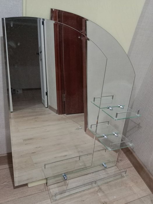 Зеркало для ванной с полками