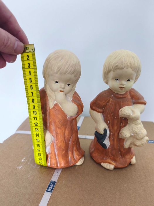 Два чифта гипсови фигури на момче и момиче