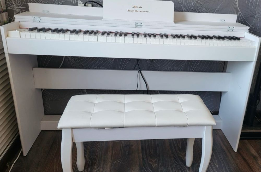 Электронное фортепиано со стулом.