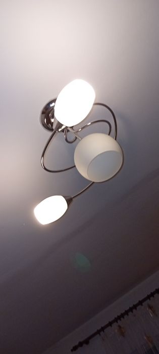 Lustra 3 becuri în stare perfecta