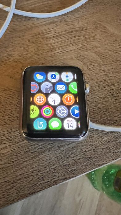 Продавам Apple Watch SE 42 mm