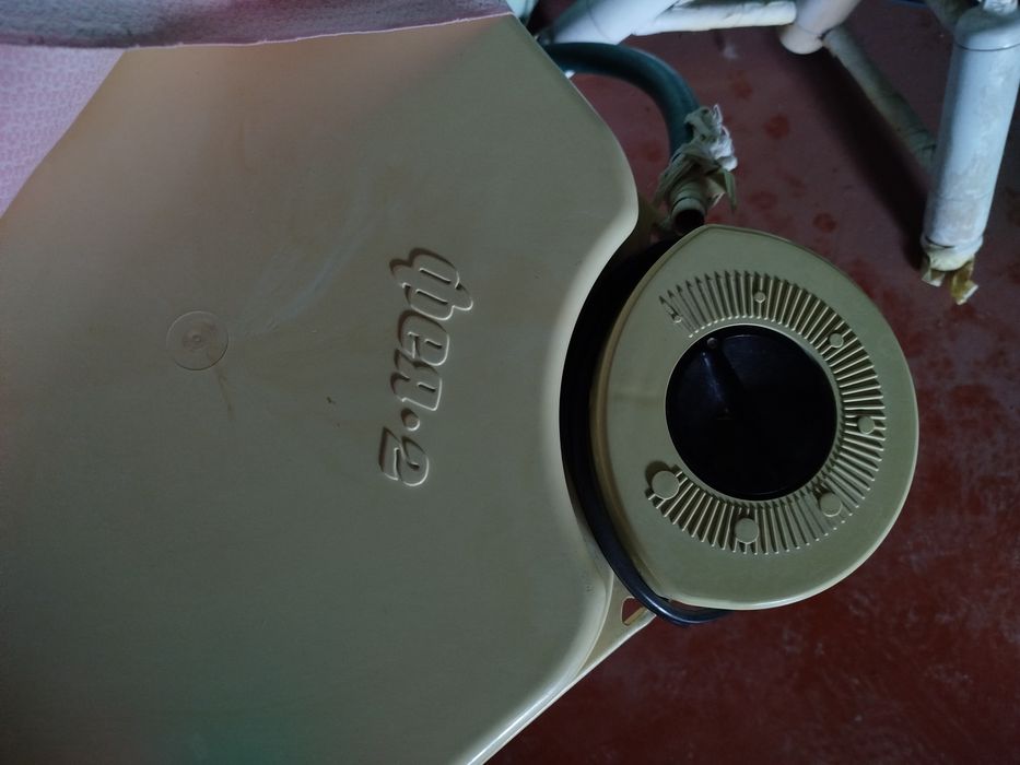 Бытовая техника. Две стиральные машинки, плита и телевизор