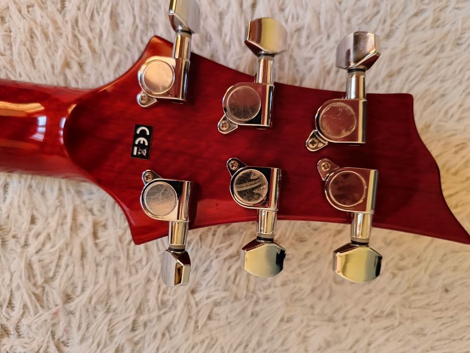 Продам электрогитару.