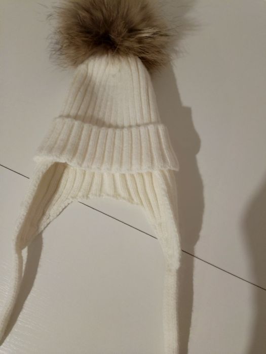 Детская шапочка с меховым бонбоном.