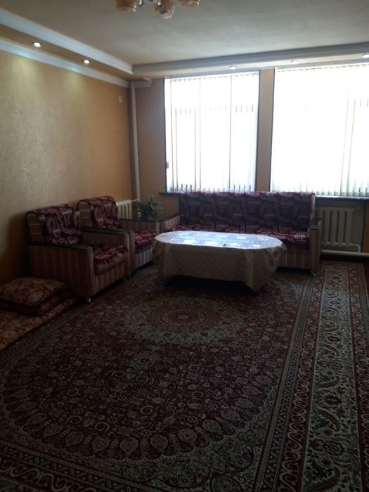 Продаётся дом в центре города Янгиюлея .Обшая площадь  3  соток .