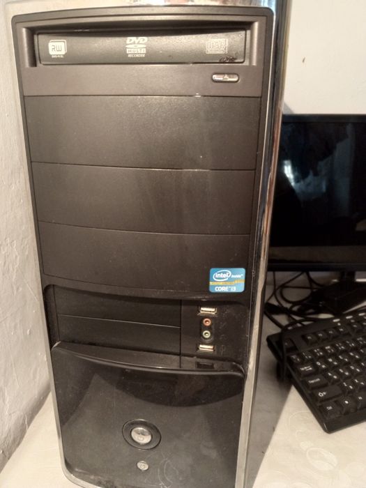 Монитор ,системный блок , клавиатура.