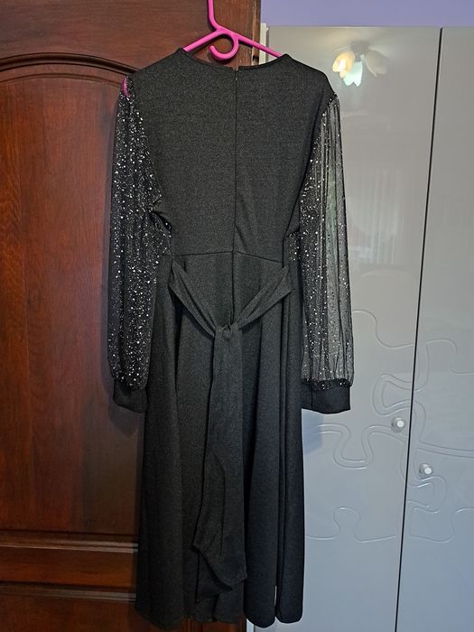 Официална черна рокля.