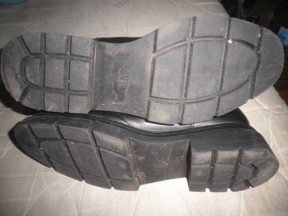 Продавам  дамски  ботуши  .