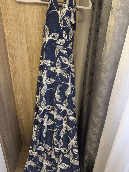Vand rochie . Se prezinta in stare foarte buna . Nu a fost purtata decat o singura data . Marime 36-38