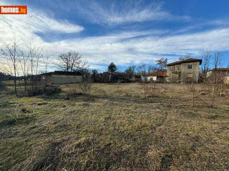 Двуетажна къща в село Макариополско