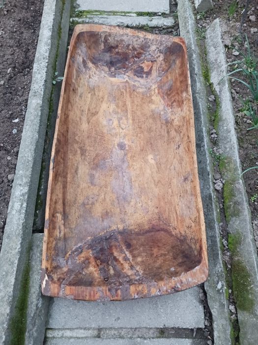 Дървени корита, гаванки, и мъжки кожен колан