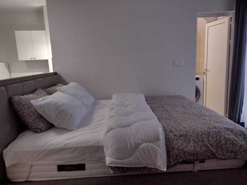 Дава се под наем Едностаен апартамент в Бургас, Център - 60 кв.м за 242.25 € - Снимка #2