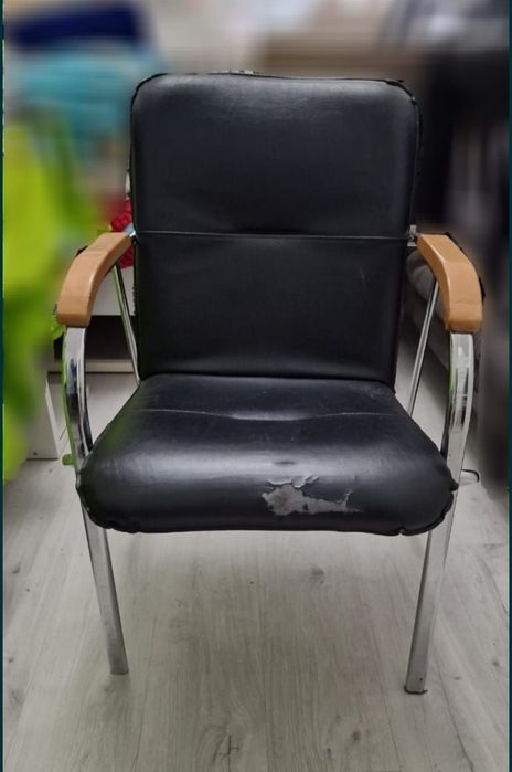 Продам ретро кресло и стулья