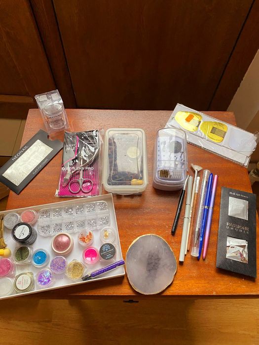 Instrumente si materiale pentru unghii