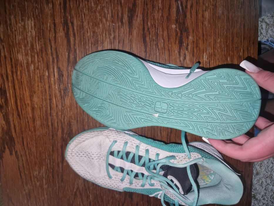 Vand Sabrina 1 si Kyrie 5 low