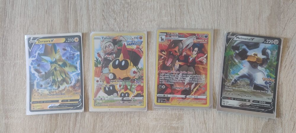 Vând carduri pokemon