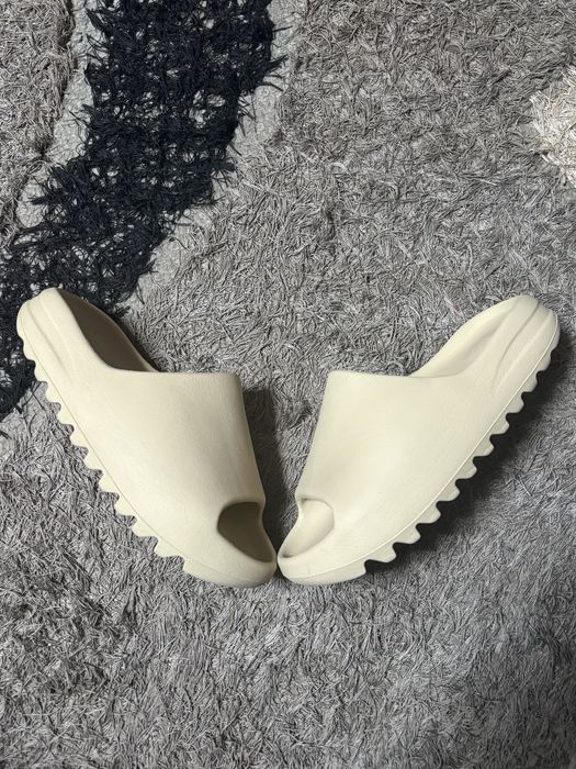Yeezy slide “Bone”
