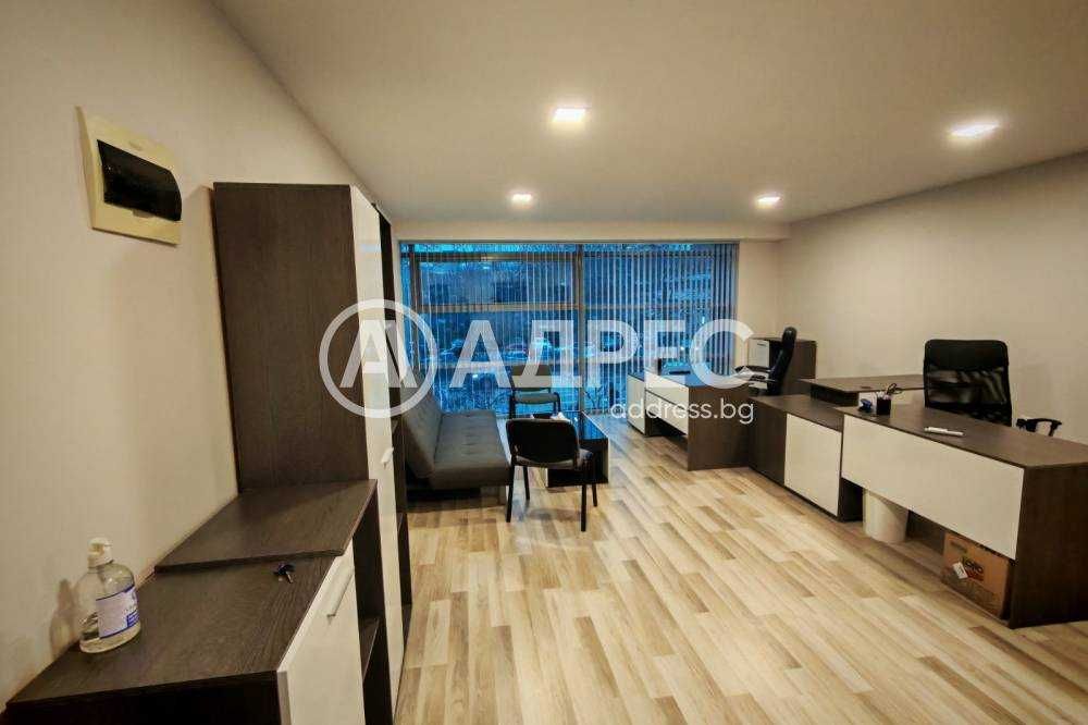 Под наем просторен обзаведен офис в центъра на гр. Разград!