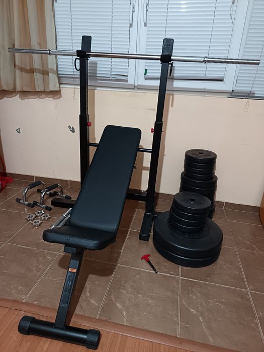 Продавам лежанка с лостове и тежести