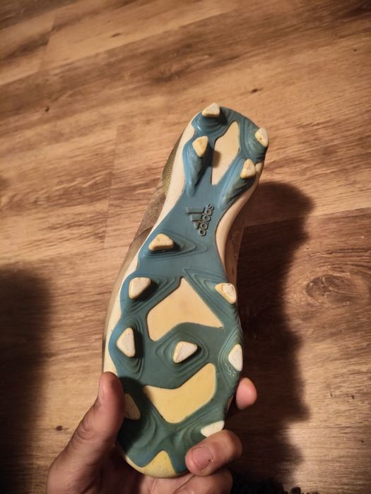 Vând ghete adidas Messi ,mărimea 40,5  detali în privat