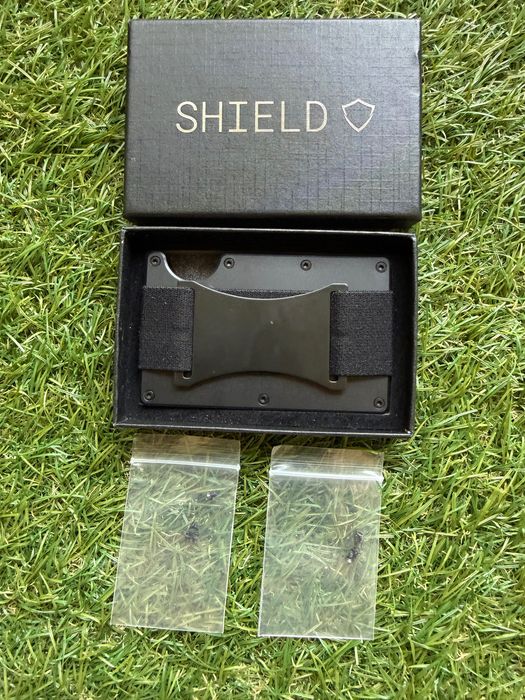 Чисто нов Shield картодържач