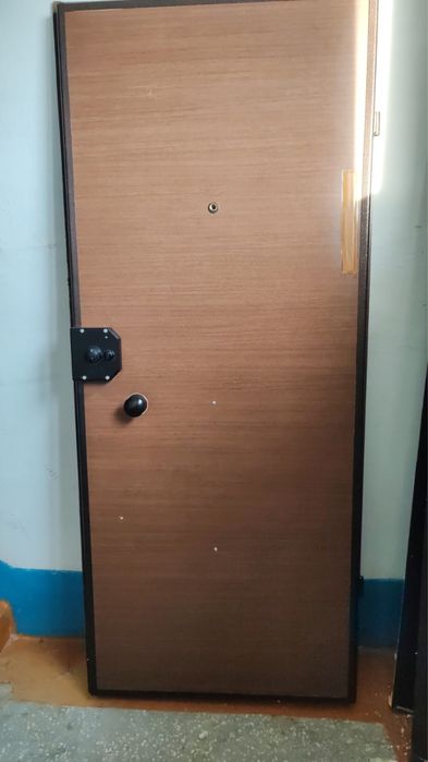Продам железную дверь