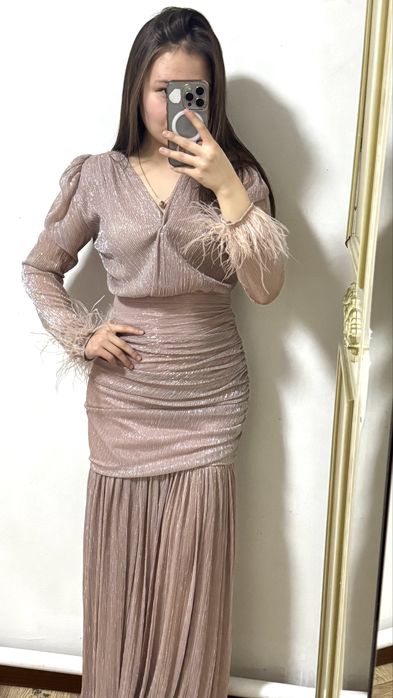 Платья блестящие с перьями