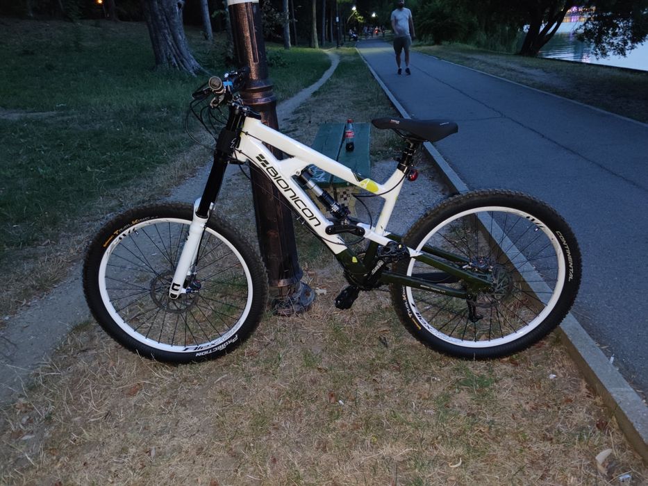 Vând Bicicleta DH Full suspension Bionicon