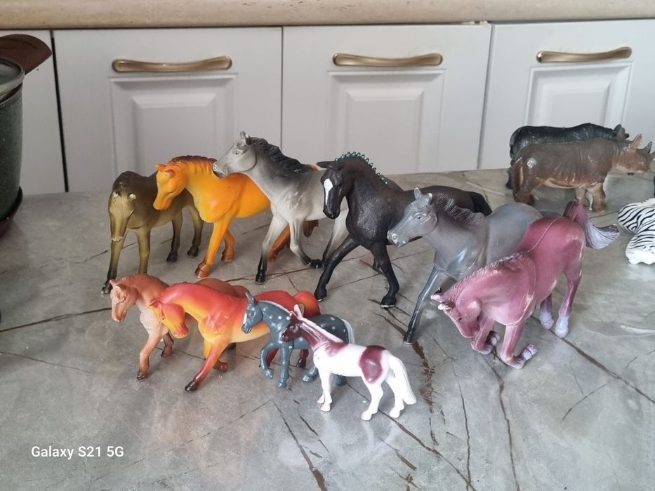 Продам коллекцию лошадей (игрушки)