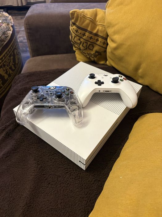 xbox 1 s 2 manete +8 jocuri vine si cu cont dar se adauga o taxa pt cont