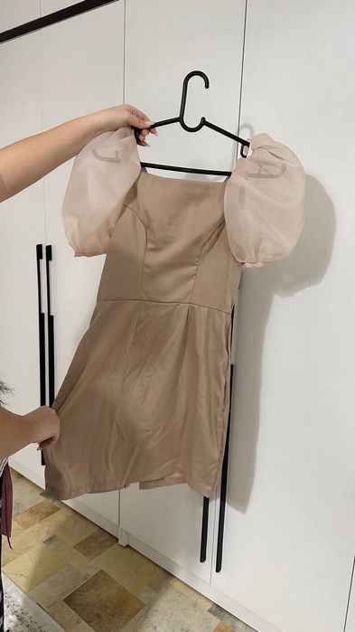 Воздушное платье с пышными рукавами