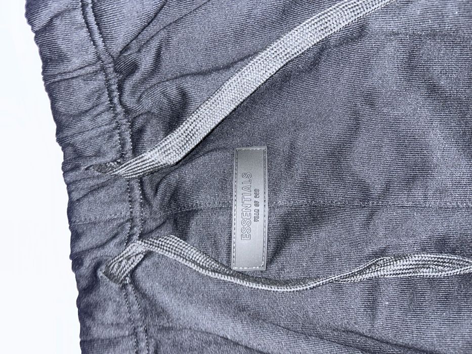 Pantaloni essentials