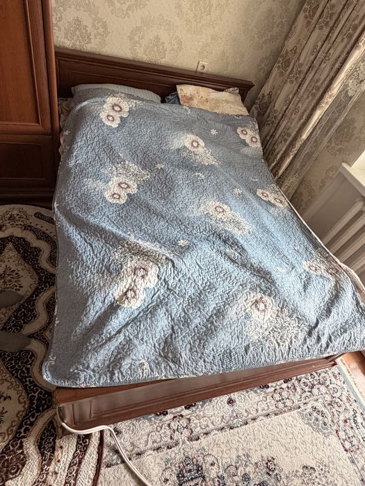 Кровать двуспальная с матрасом